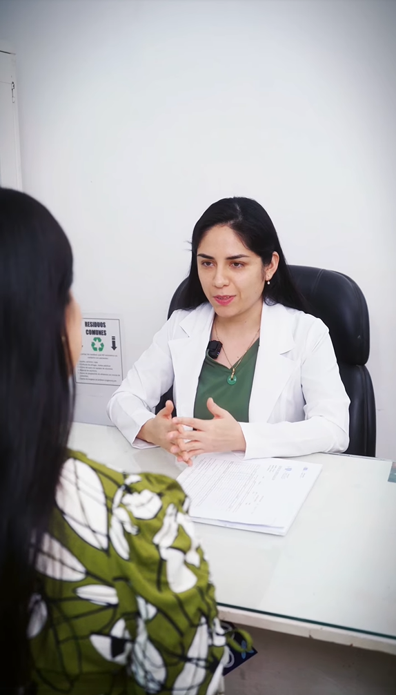 La Dra. Samira Alvarado, psiquiatra en Piura, atendiendo a una paciente en consulta.