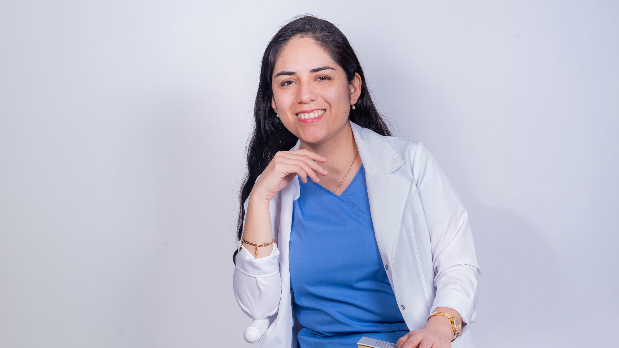 Dra. Samira Alvarado Zeballos, psiquiatra en Piura, sonriendo con bata blanca.